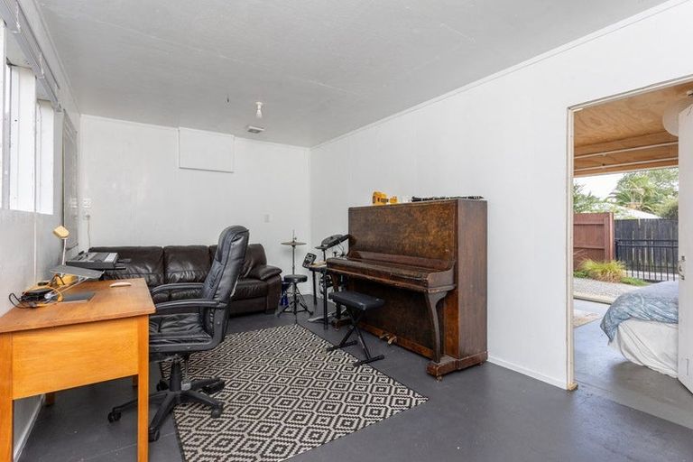 Photo of property in 1/92 Kervil Avenue, Te Atatu Peninsula, Auckland, 0610