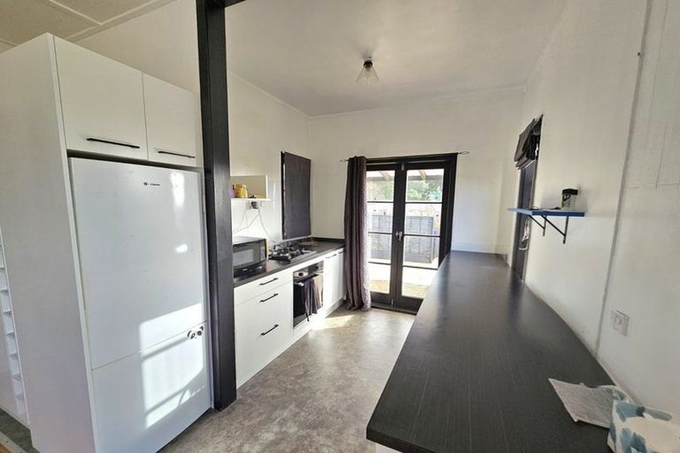 Photo of property in 40 Pioneer Road, Moturoa, New Plymouth, 4310