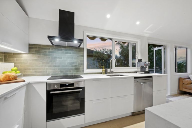 Photo of property in 2/4 Richards Avenue, Forrest Hill, Auckland, 0620