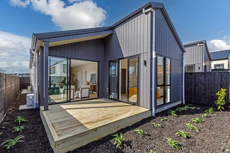 Photo of property in 31 Paretao Street, Massey, 0614