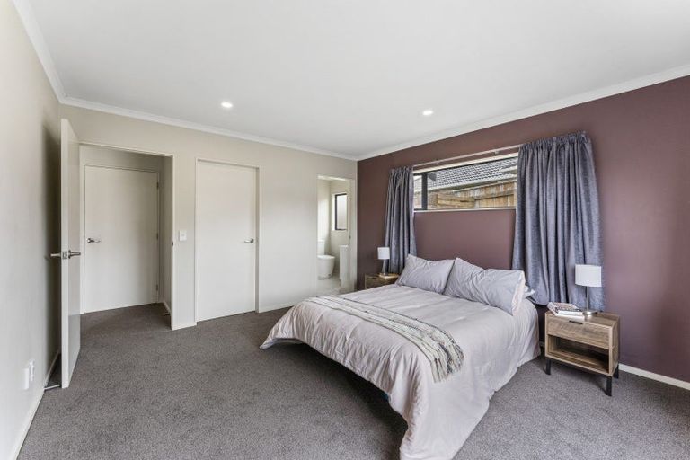 Photo of property in 29 James Nairn Grove, Riverstone Terraces, Upper Hutt, 5018
