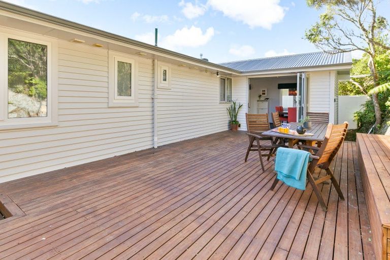 Photo of property in 9 Balmain Street, Newlands, Wellington, 6037