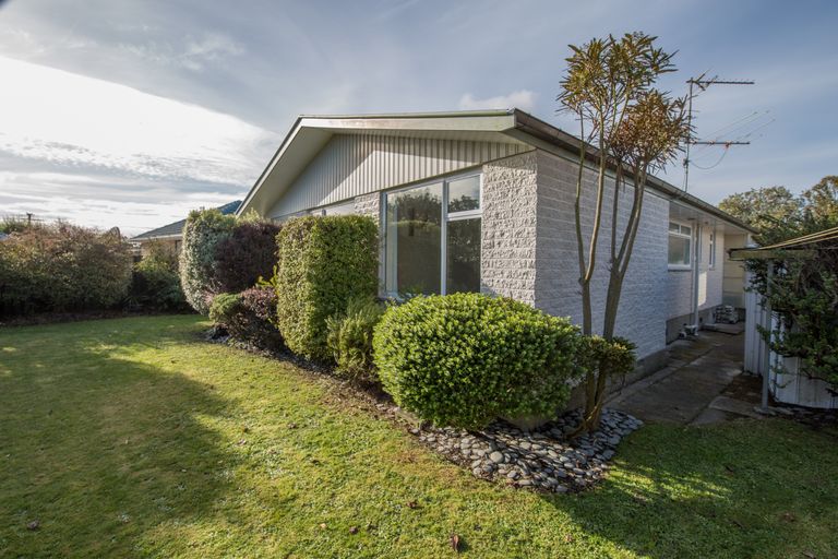 Photo of property in 6 Shirldale Place, Avonhead, Christchurch, 8042