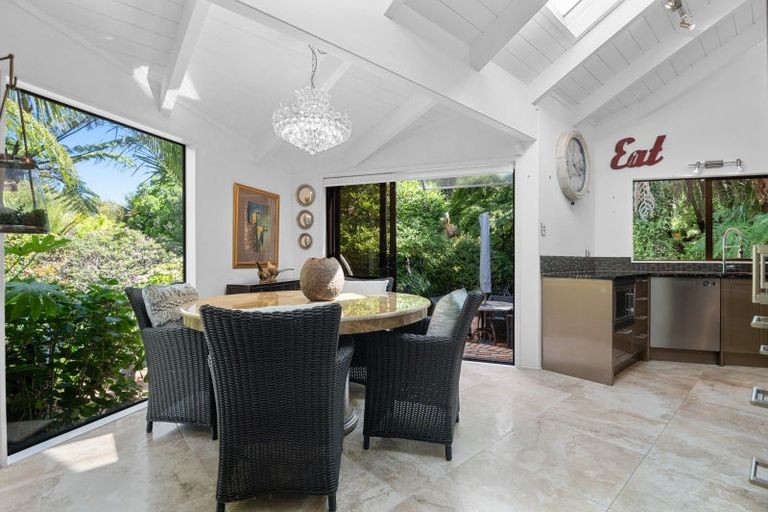 Photo of property in 19 Atarua Gardens, Waiatarua, Auckland, 0604