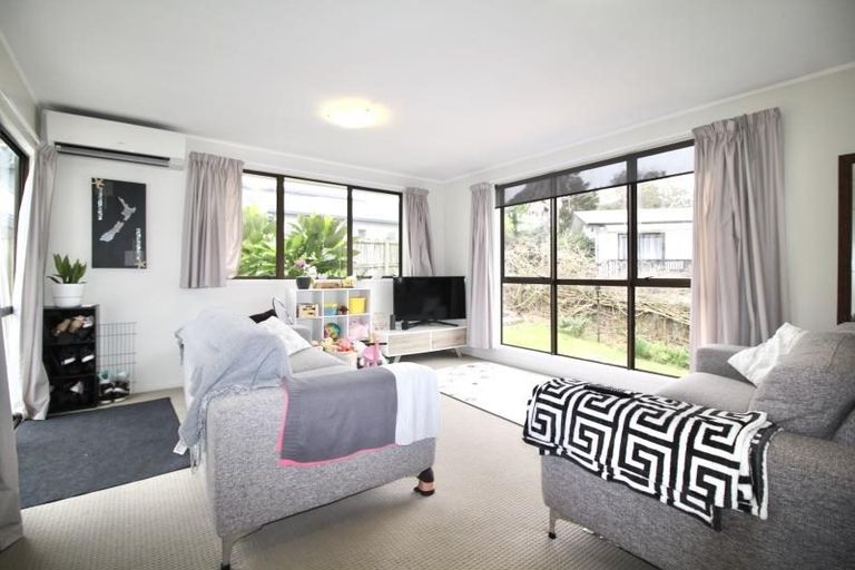 Photo of property in 8 Louise Place, West Harbour, Auckland, 0618
