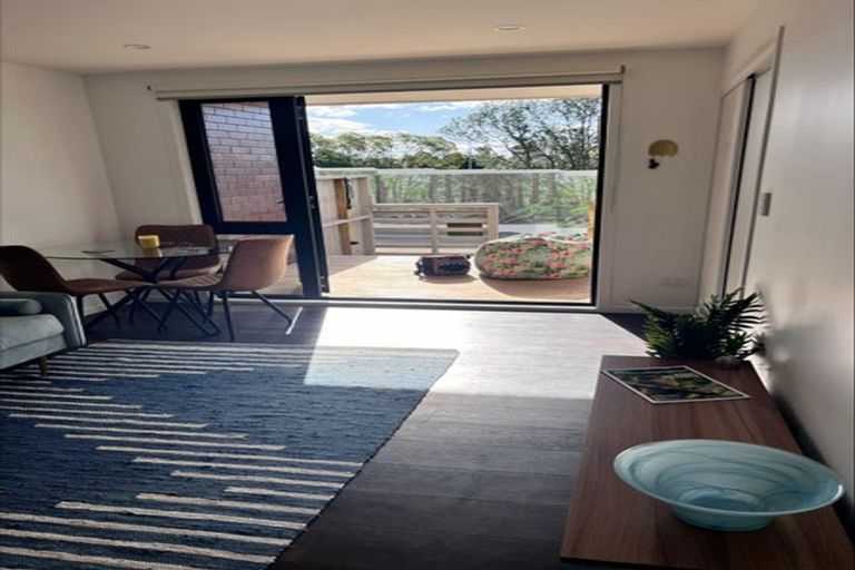 Photo of property in 1 Te Puketoka Lane, Mangere, 2022