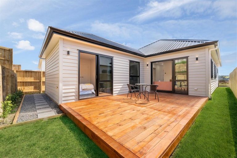 Photo of property in 19 Whakairo Crescent, Gulf Harbour, 0930