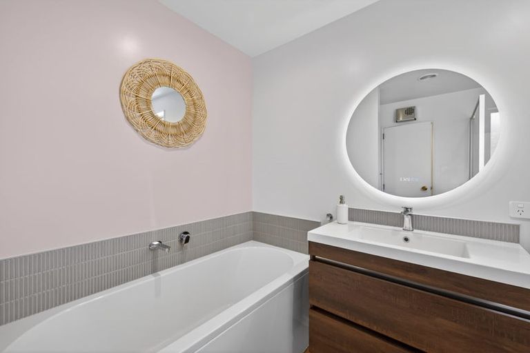 Photo of property in 2/21 Cob Crescent, Woolston, Christchurch, 8062