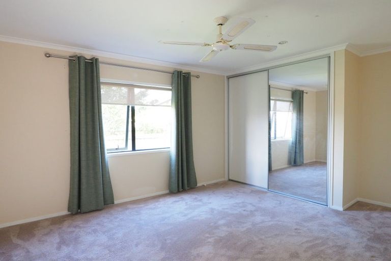 Photo of property in 9 Graven Court, Henderson, Auckland, 0612