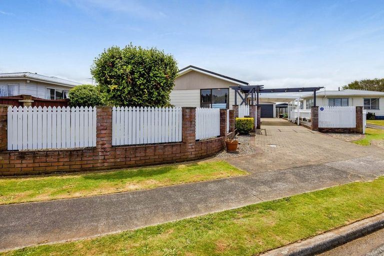 Photo of property in 13 Manuka Place, Hawera, 4610