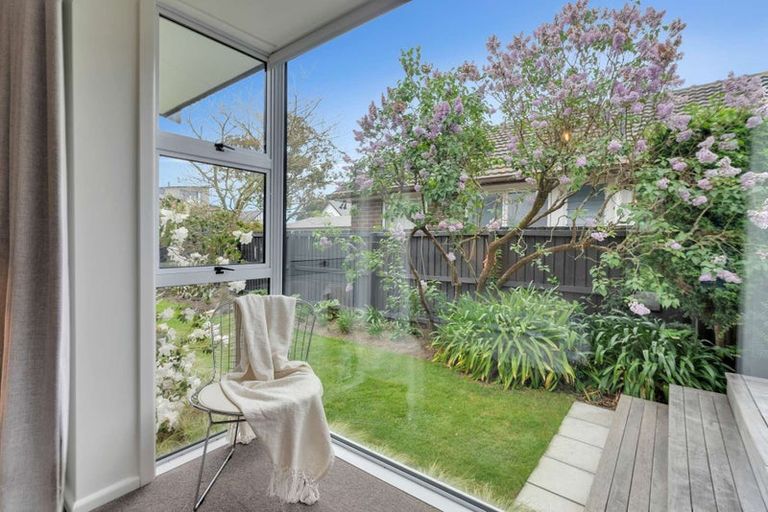 Photo of property in 33 Kent Lodge Avenue, Avonhead, Christchurch, 8042