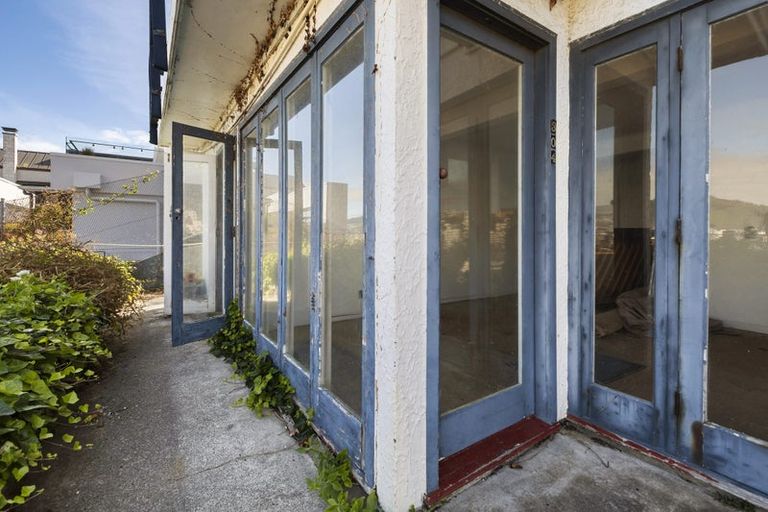 Photo of property in 304 Oriental Parade, Oriental Bay, Wellington, 6011