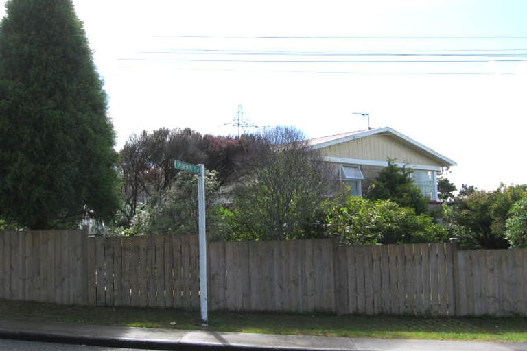 Photo of property in 4 Meadow Crescent, Te Atatu South, Auckland, 0602