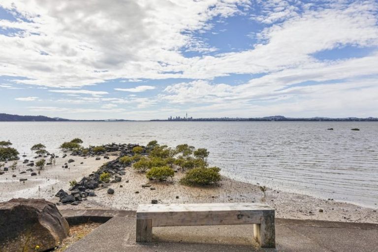 Photo of property in 3/17 Harbour View Road, Te Atatu Peninsula, Auckland, 0610