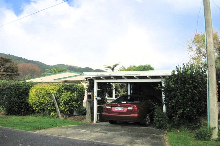 Photo of property in 2 Karaka Grove, Waikanae, 5036
