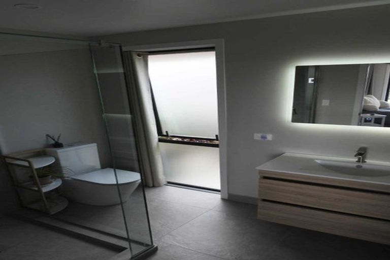 Photo of property in 35 Tahuna Minhinnick Drive, Glenbrook, 2681