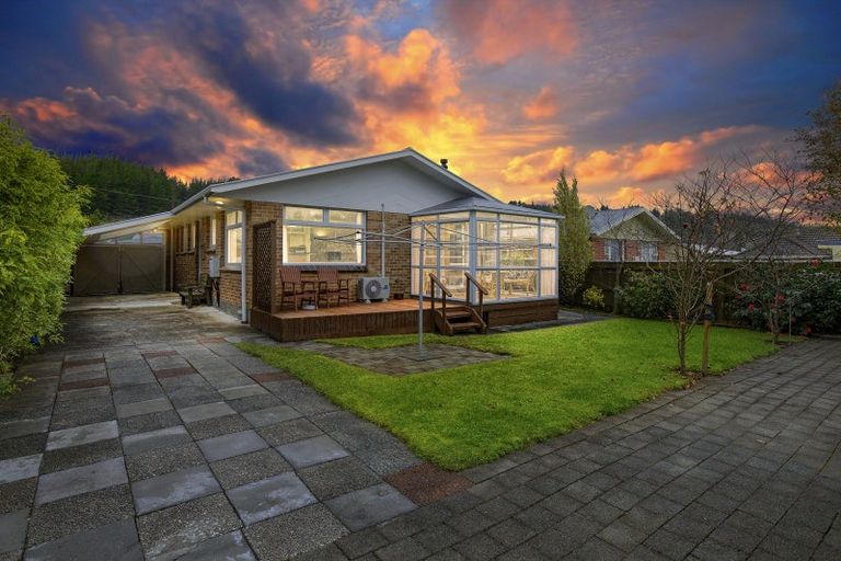 Photo of property in 5 Norana Road, Maoribank, Upper Hutt, 5018