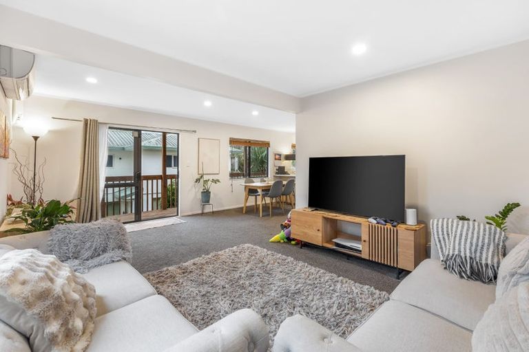 Photo of property in 1/1018 East Coast Road, Fairview Heights, Auckland, 0630