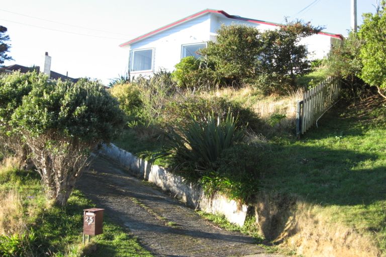 Photo of property in 25 Miles Crescent, Newlands, Wellington, 6037