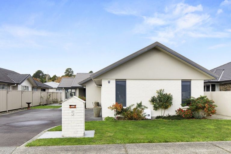Photo of property in 5 Vernon Grove, Brown Owl, Upper Hutt, 5018