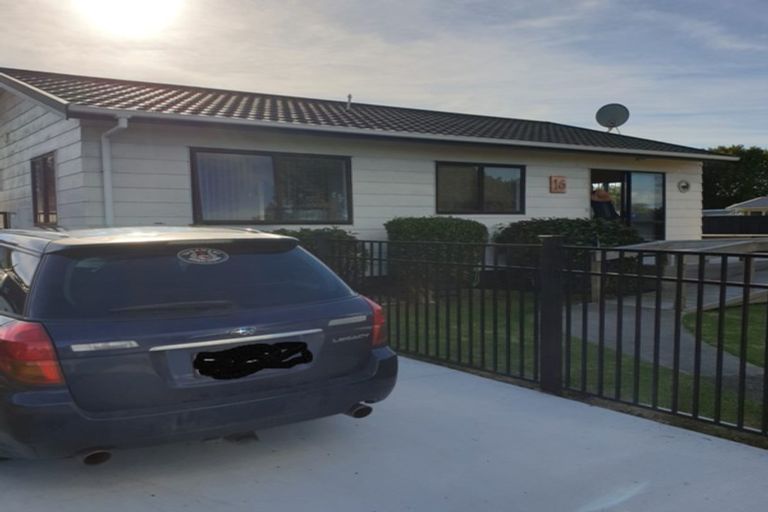 Photo of property in 16 Sandspit Road, Waiuku, 2123