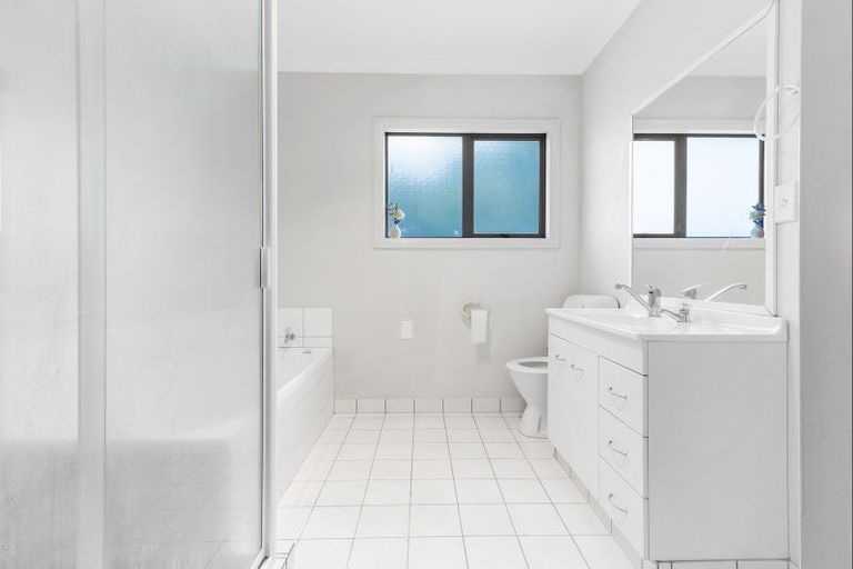 Photo of property in 128 Collins Road, Melville, Hamilton, 3206