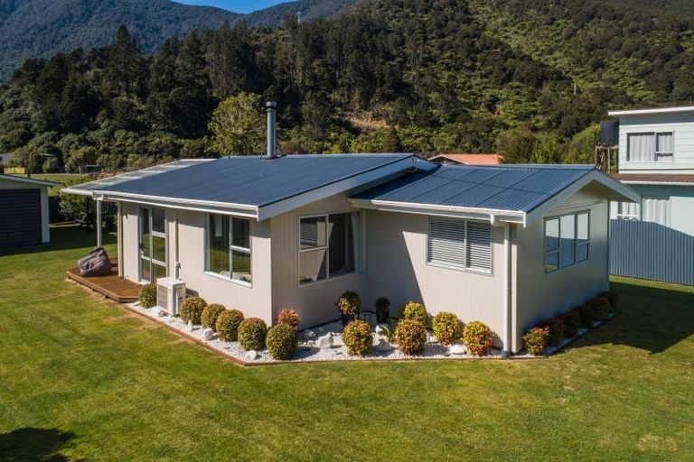Photo of property in 20 Renata Road, Okiwi Bay, 7193