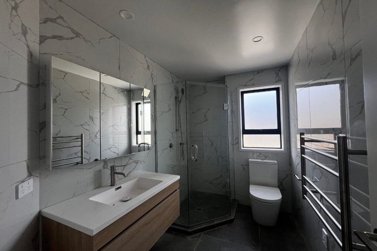 Photo of property in 21 Divich Avenue, Te Atatu South, Auckland, 0610