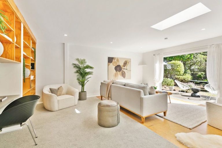 Photo of property in 174 Queens Drive, Lyall Bay, Wellington, 6022