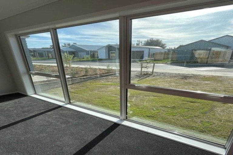 Photo of property in 5 Koru Loop, Paraparaumu, 5032