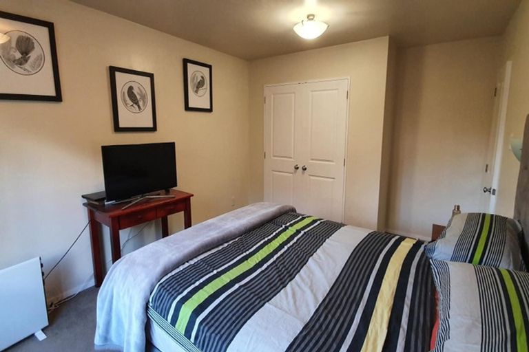 Photo of property in 21 Springwater Vale, Unsworth Heights, Auckland, 0632