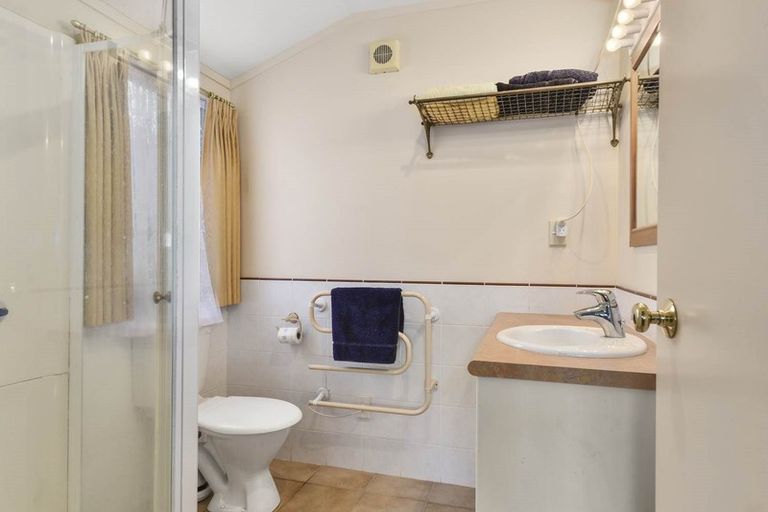 Photo of property in 35 Trotting Terrace, Fairview Heights, Auckland, 0632