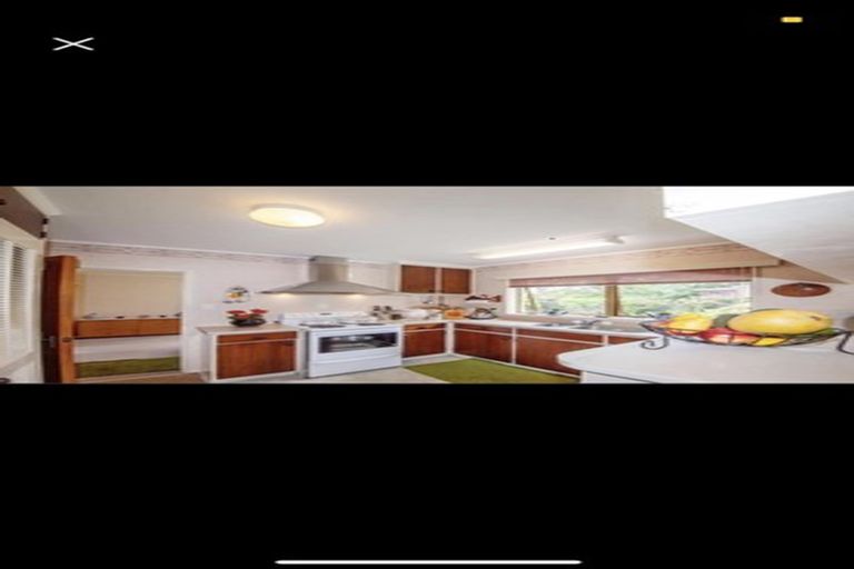 Photo of property in 100 Churton Drive, Churton Park, Wellington, 6037