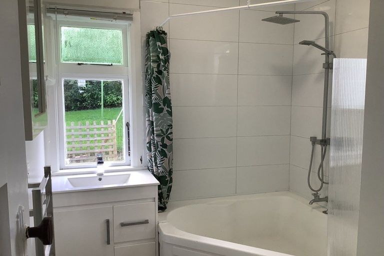 Photo of property in 3 Singers Road, Korokoro, Lower Hutt, 5012
