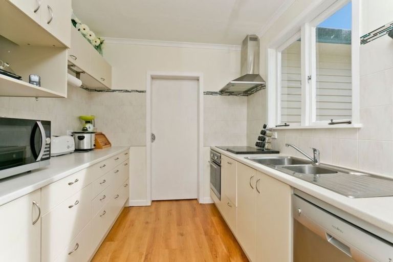 Photo of property in 17 Paramu Avenue, Birkdale, Auckland, 0626