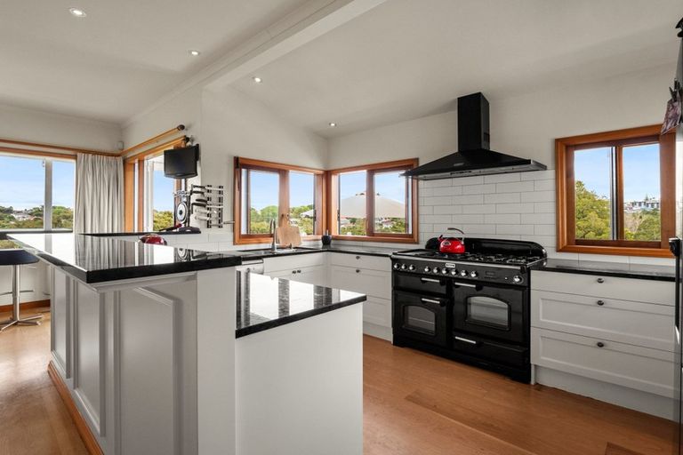 Photo of property in 37 Fairfax Avenue, Northcote, Auckland, 0627