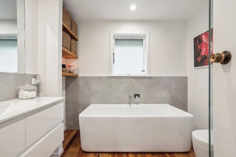 Photo of property in 4 Maunder Place, New Lynn, Auckland, 0600