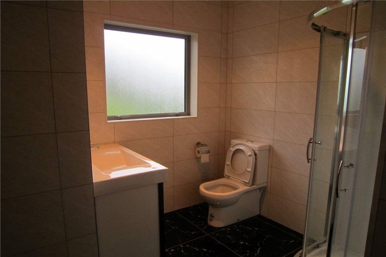 Photo of property in 36 Taipari Road, Te Atatu Peninsula, Auckland, 0610