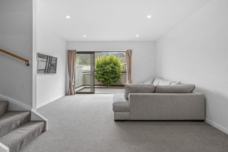Photo of property in 7u2 Handyside Street, Tawa, Wellington, 5028