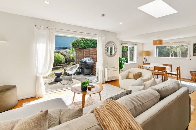 Photo of property in 174 Queens Drive, Lyall Bay, Wellington, 6022