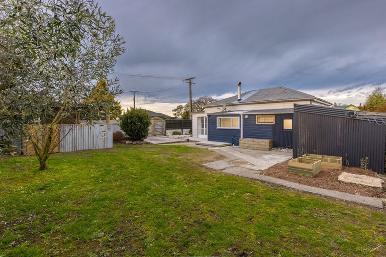 Photo of property in 12 Rhodes Street, Waimate, 7924