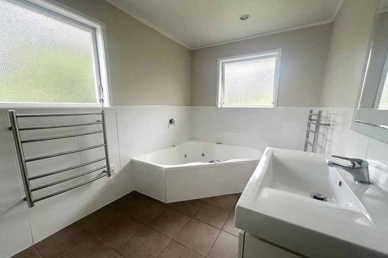 Photo of property in 1/48 Hogans Road, Glenfield, Auckland, 0629