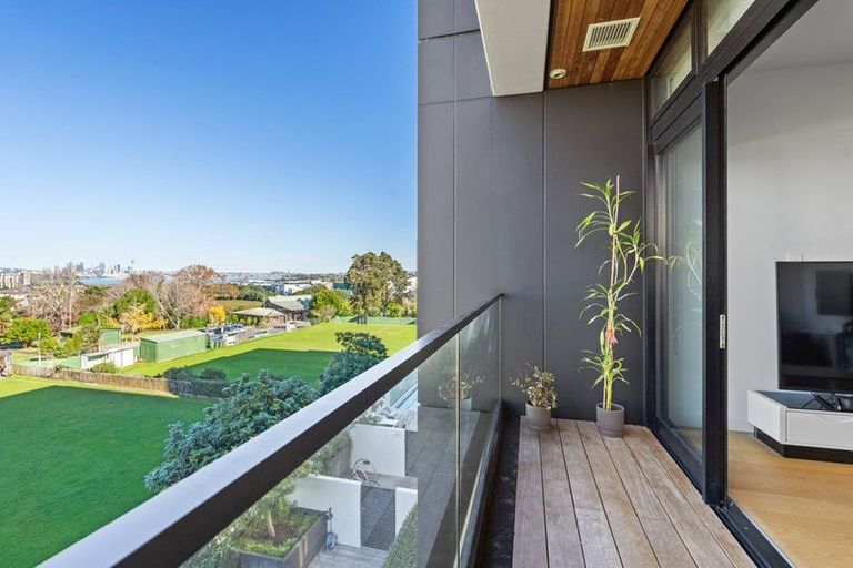 Photo of property in Frank Sargeson Apts, 207/74 Anzac Street, Takapuna, Auckland, 0622