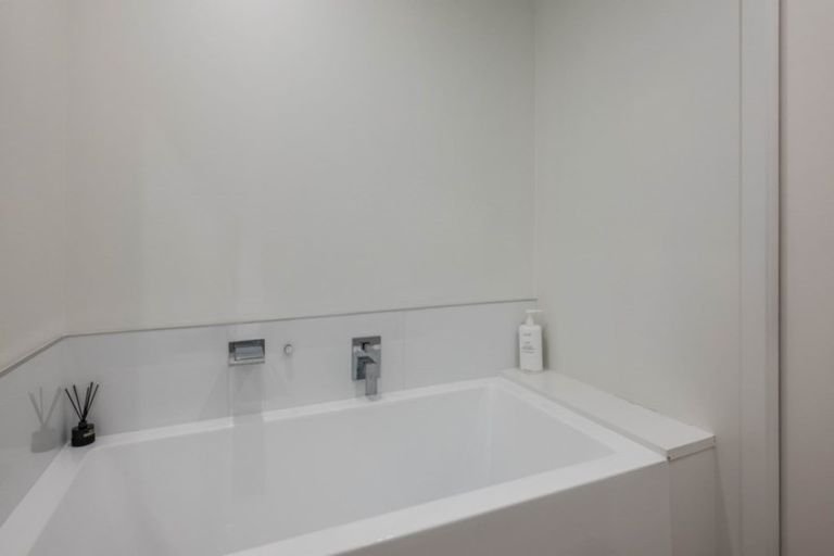 Photo of property in 77u2 Nevay Road, Miramar, Wellington, 6022