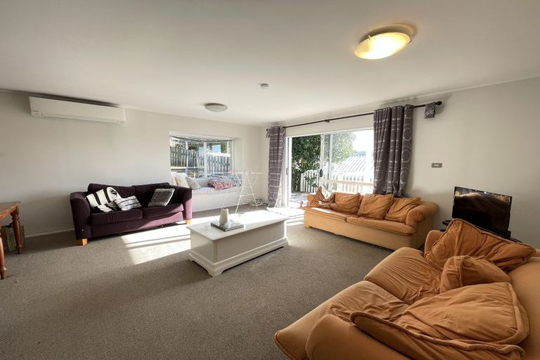 Photo of property in 2/14 Camilla Grove, Totara Vale, Auckland, 0629