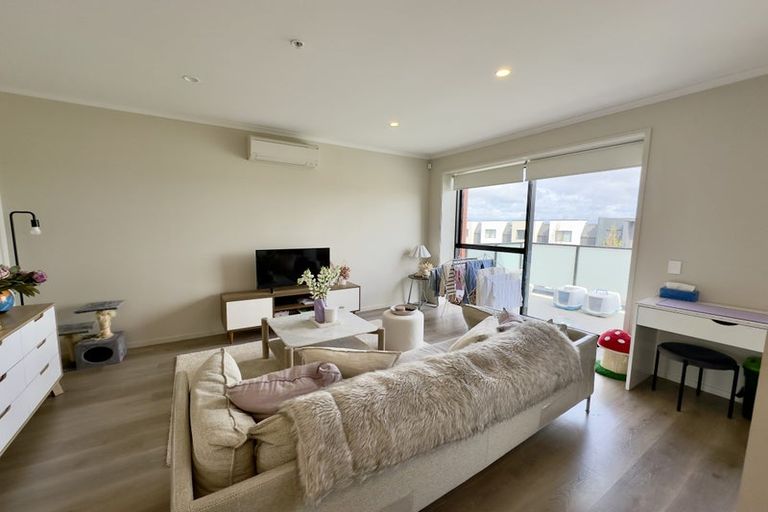 Photo of property in 3/20 Kerewhenua Crescent, Hobsonville, 0616