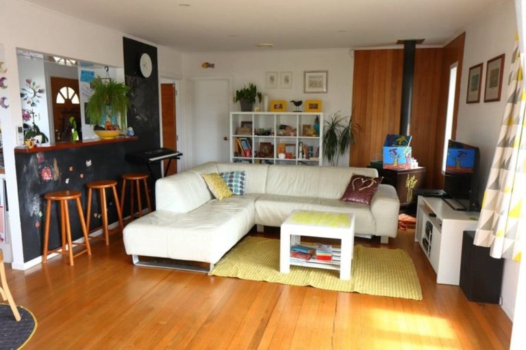 Photo of property in 8 Durham Street, Te Atatu Peninsula, Auckland, 0610