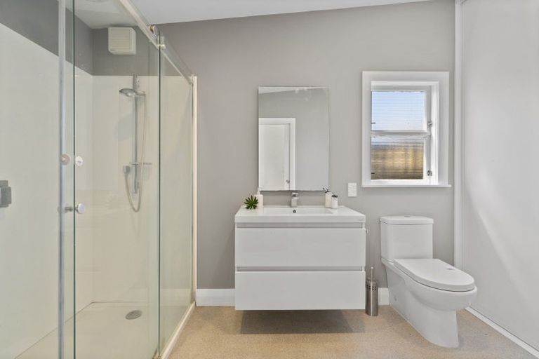 Photo of property in 203 Sutherland Road, Lyall Bay, Wellington, 6022