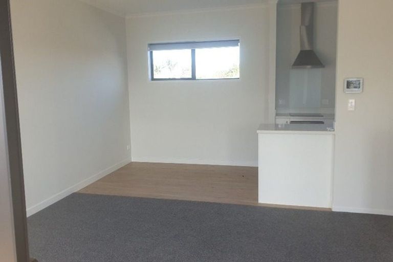 Photo of property in 7/5 Peachgrove Road, Te Atatu Peninsula, Auckland, 0610
