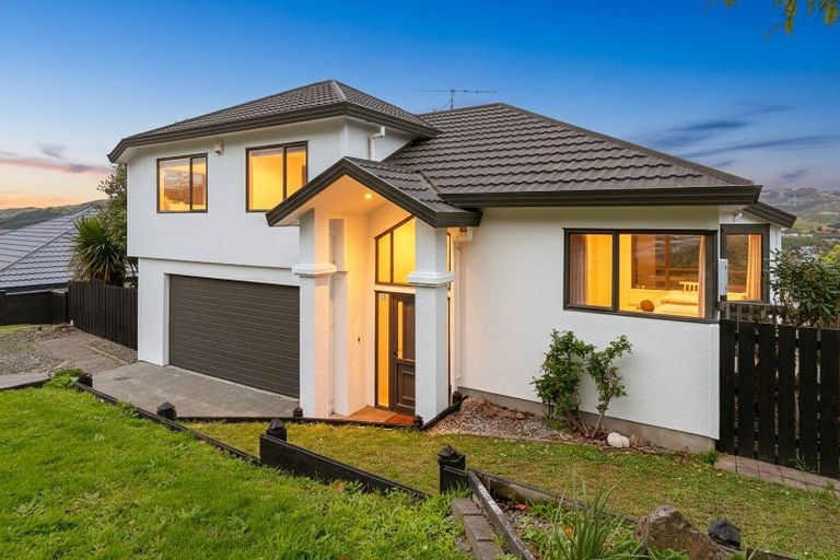 Photo of property in 13 Chastudon Place, Tawa, Wellington, 5028